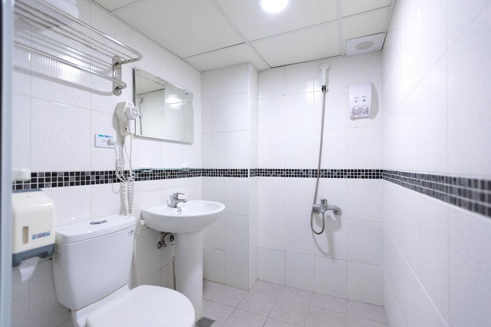 ELIM Hotel Deluxe Triple Room 9