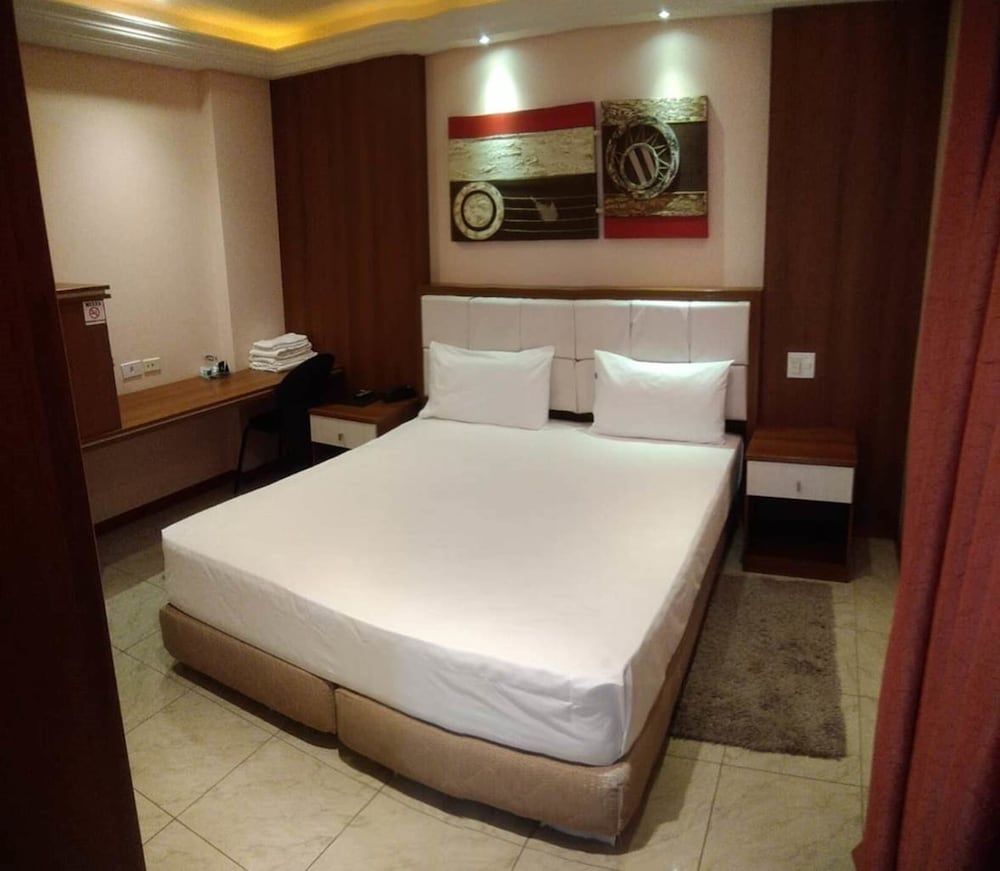 undefined Hotel Luni 7