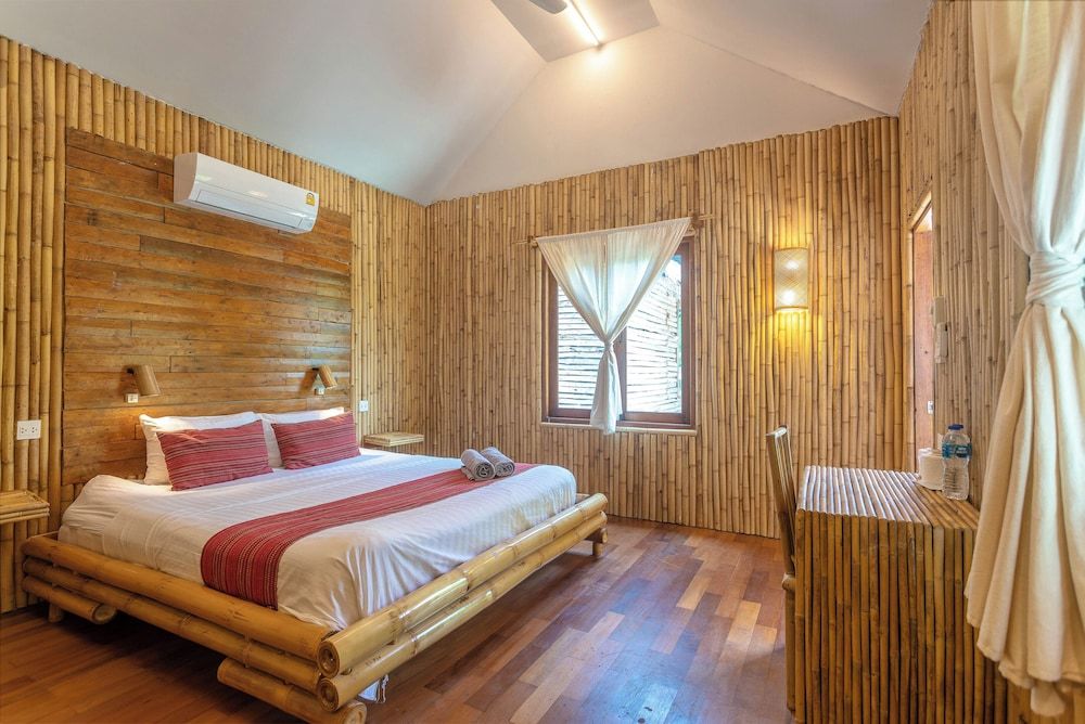 Absolute Beachfront Resort Deluxe Bungalow 4