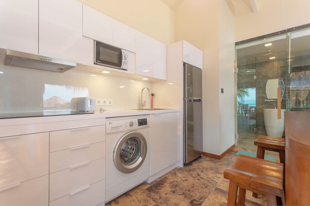 Absolute Beachfront Resort Beachfront 1 bedroom Villa 14