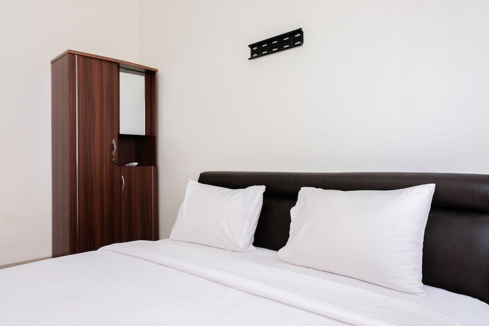 Simply Furnished 1BR @ Skyline Paramount Apartment Room 4