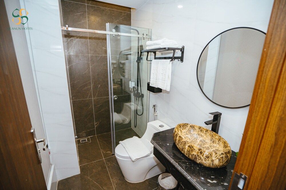 Seasun Hotel Ha Long Family Room 10