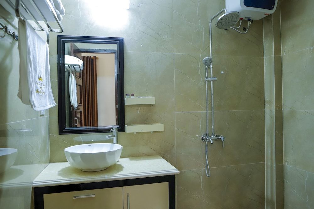 Van Xuan Royal Hotel Deluxe Quadruple Room 5