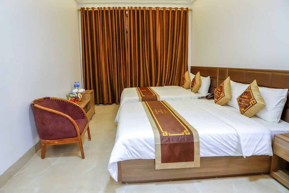 Van Xuan Royal Hotel Deluxe Quadruple Room 2