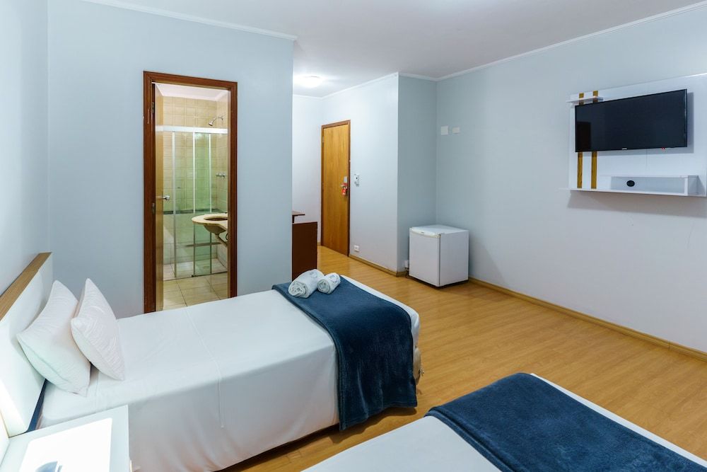 Carillon Plaza Hotel Standard Room 3