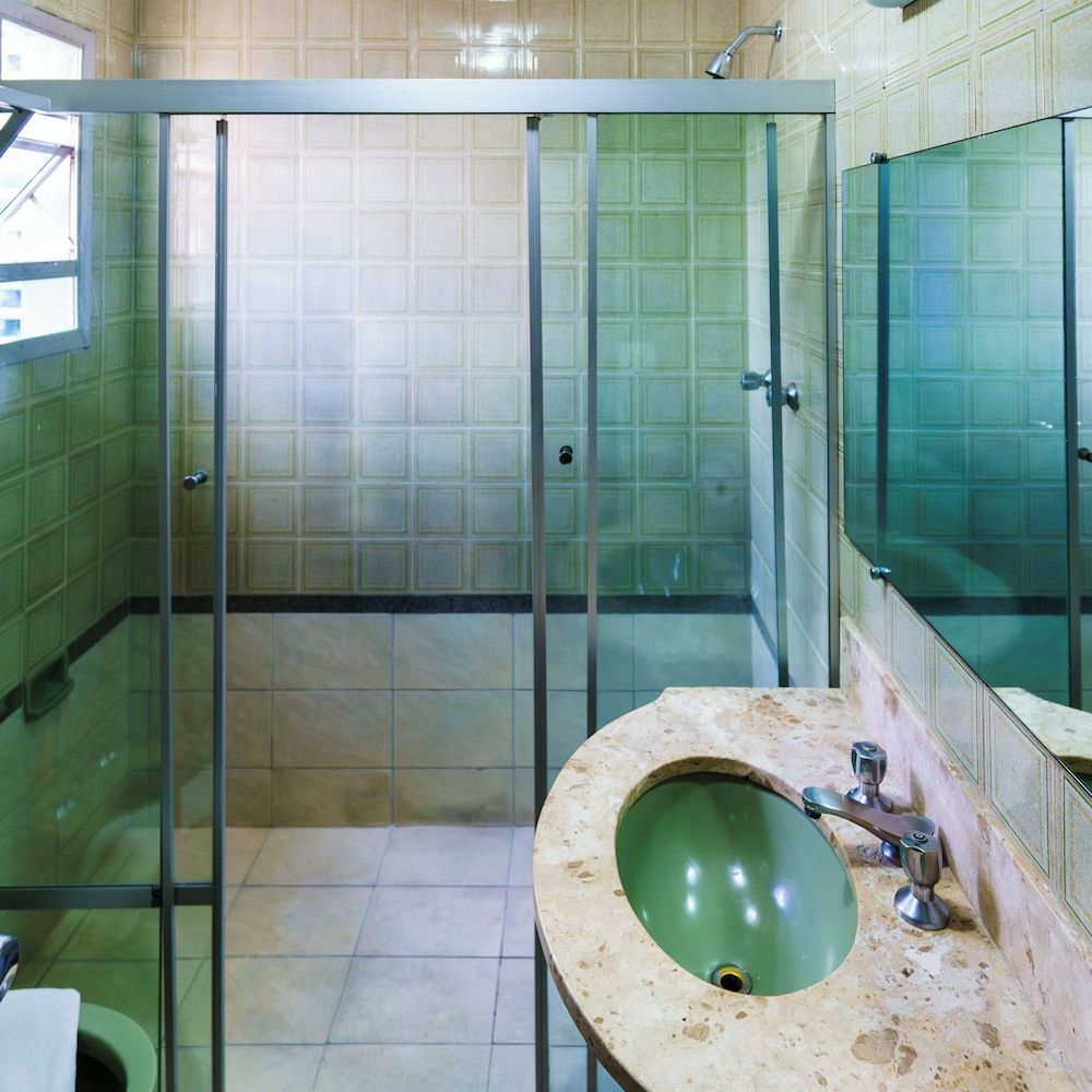 Carillon Plaza Hotel Standard Room 4