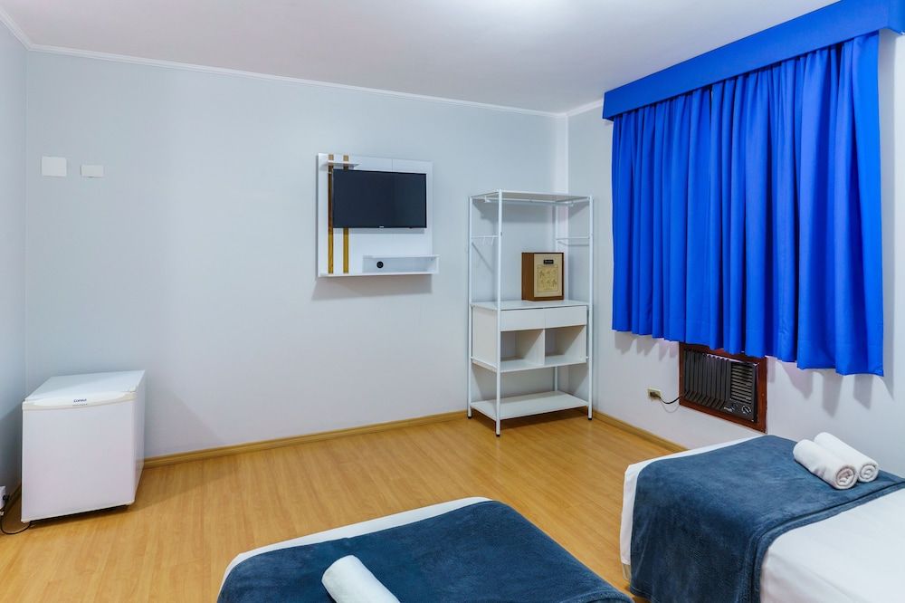 Carillon Plaza Hotel Standard Room 5