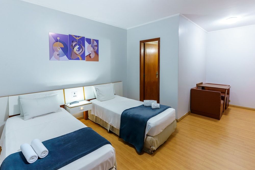 Carillon Plaza Hotel Standard Room 2