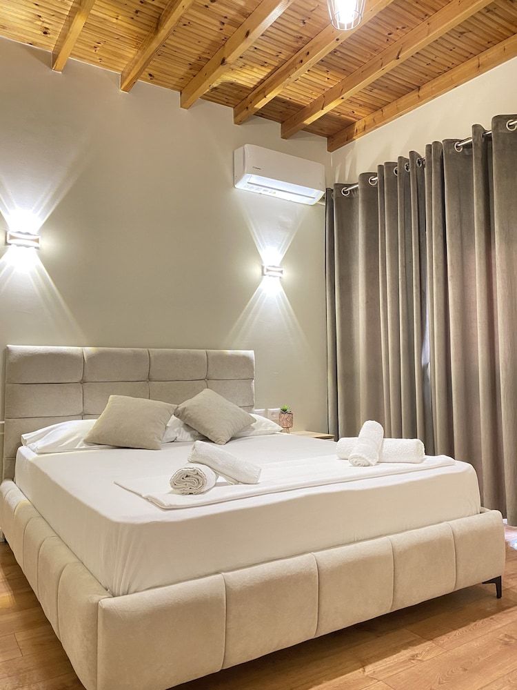 Deluxe Apartment, King and Sofa Bed, Partial Sea View, Balcony