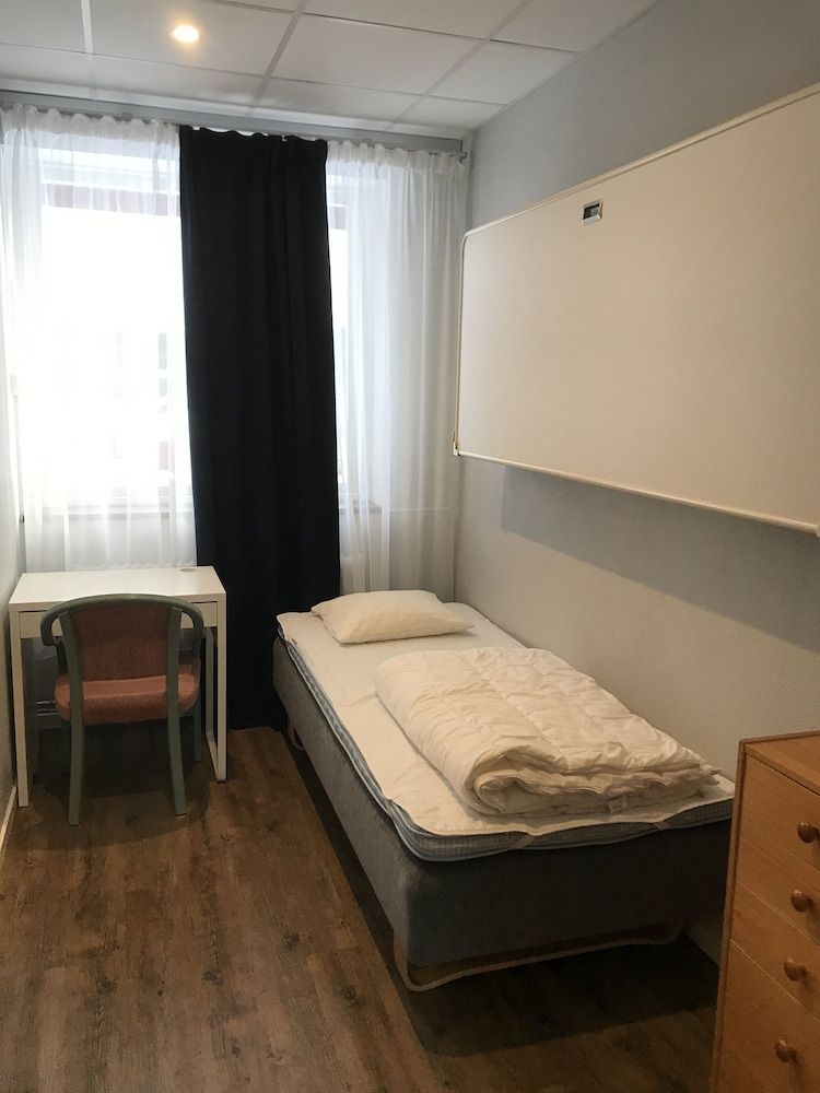 Basic Double or Twin Room, 1 Bedroom, Shared Bathroom (Rum 8)