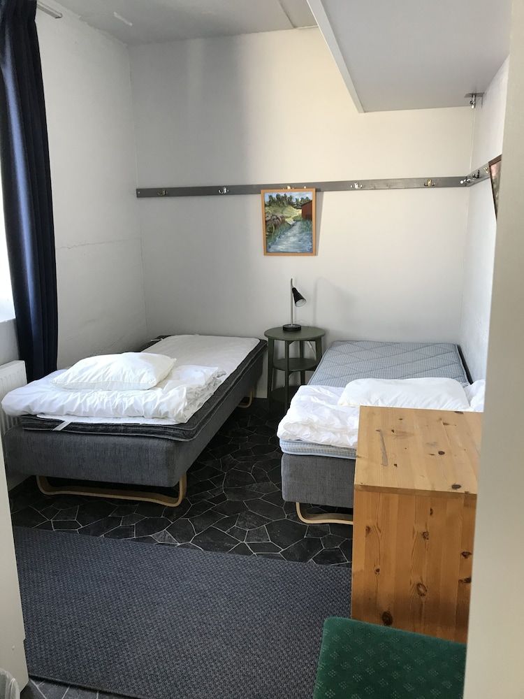 Basic Double or Twin Room, 2 Twin Beds, Shared Bathroom (Rum 10)