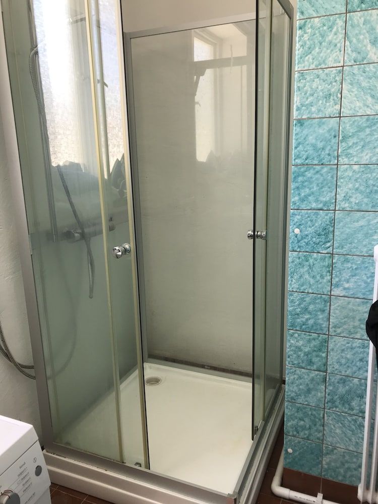 Basic Double or Twin Room, 2 Twin Beds, Shared Bathroom (Rum 11)