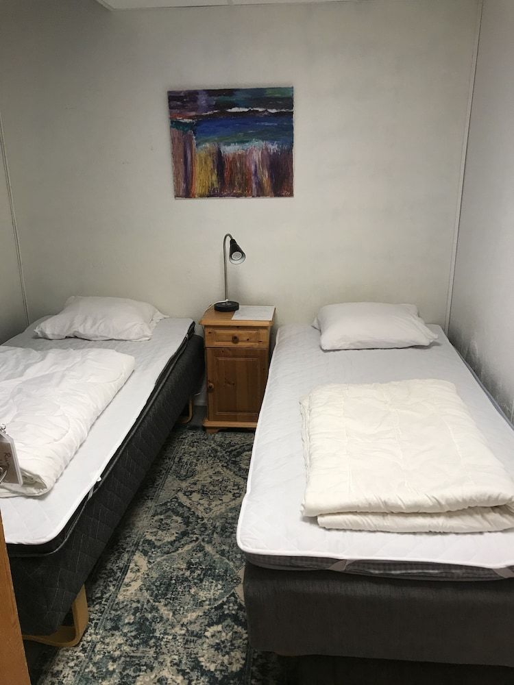 Basic Double or Twin Room, 2 Twin Beds, Shared Bathroom (Rum 11)