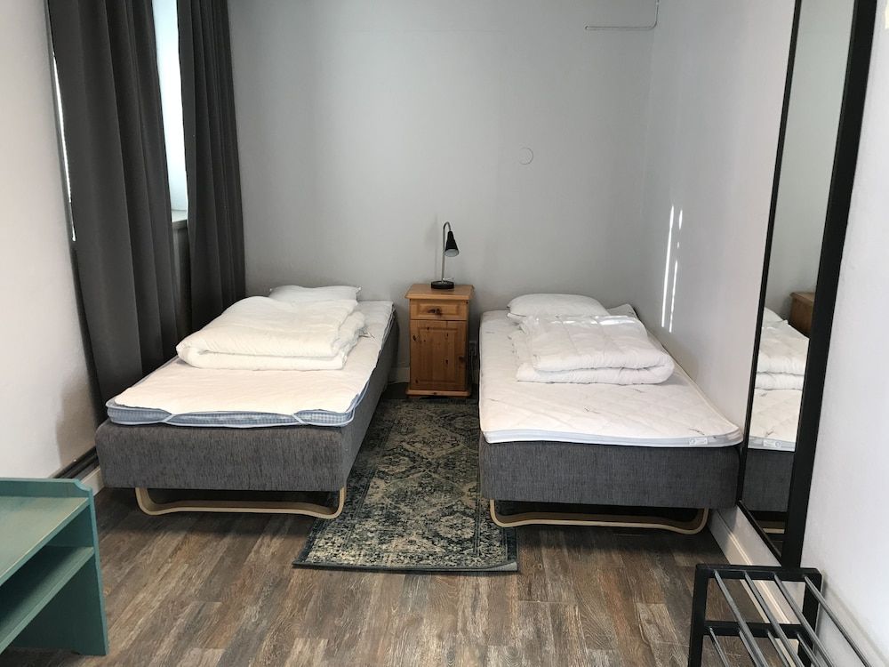 Basic Double or Twin Room, 2 Twin Beds, Shared Bathroom (Rum 12)