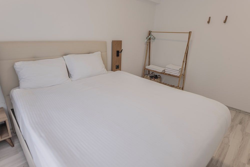 Z&B Home City Condo, 1 Queen Bed with Sofa bed, Non Smoking, Kitchenette 6