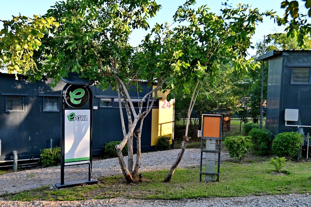 Electric vehicle charging station