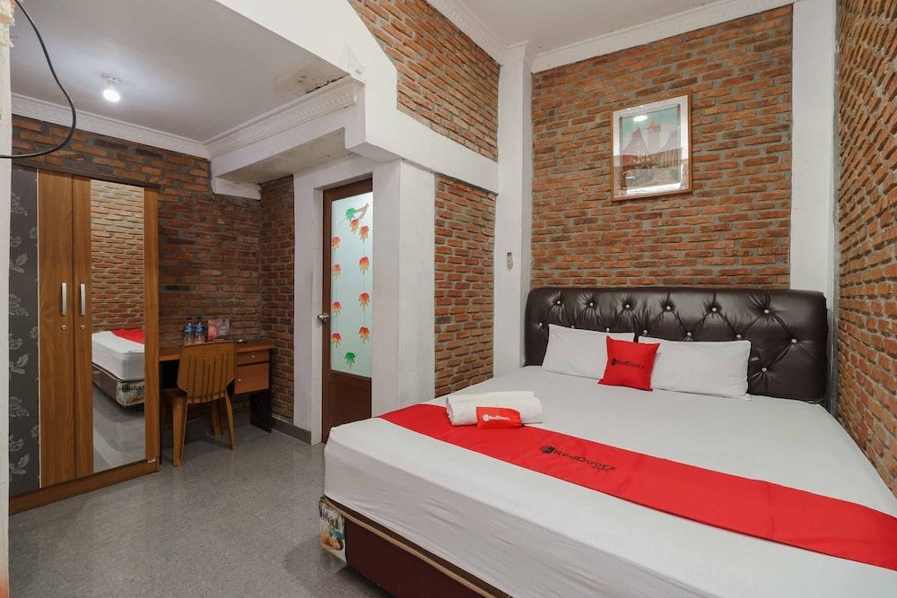 Double Room (RedDoorz)