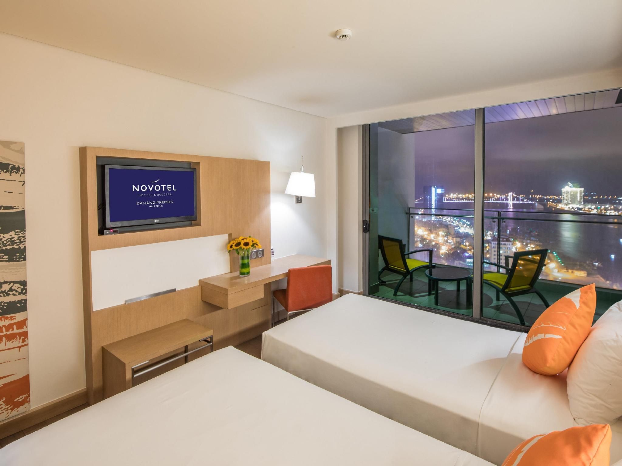Superior Room, balcony with Han river view - 2 single beds