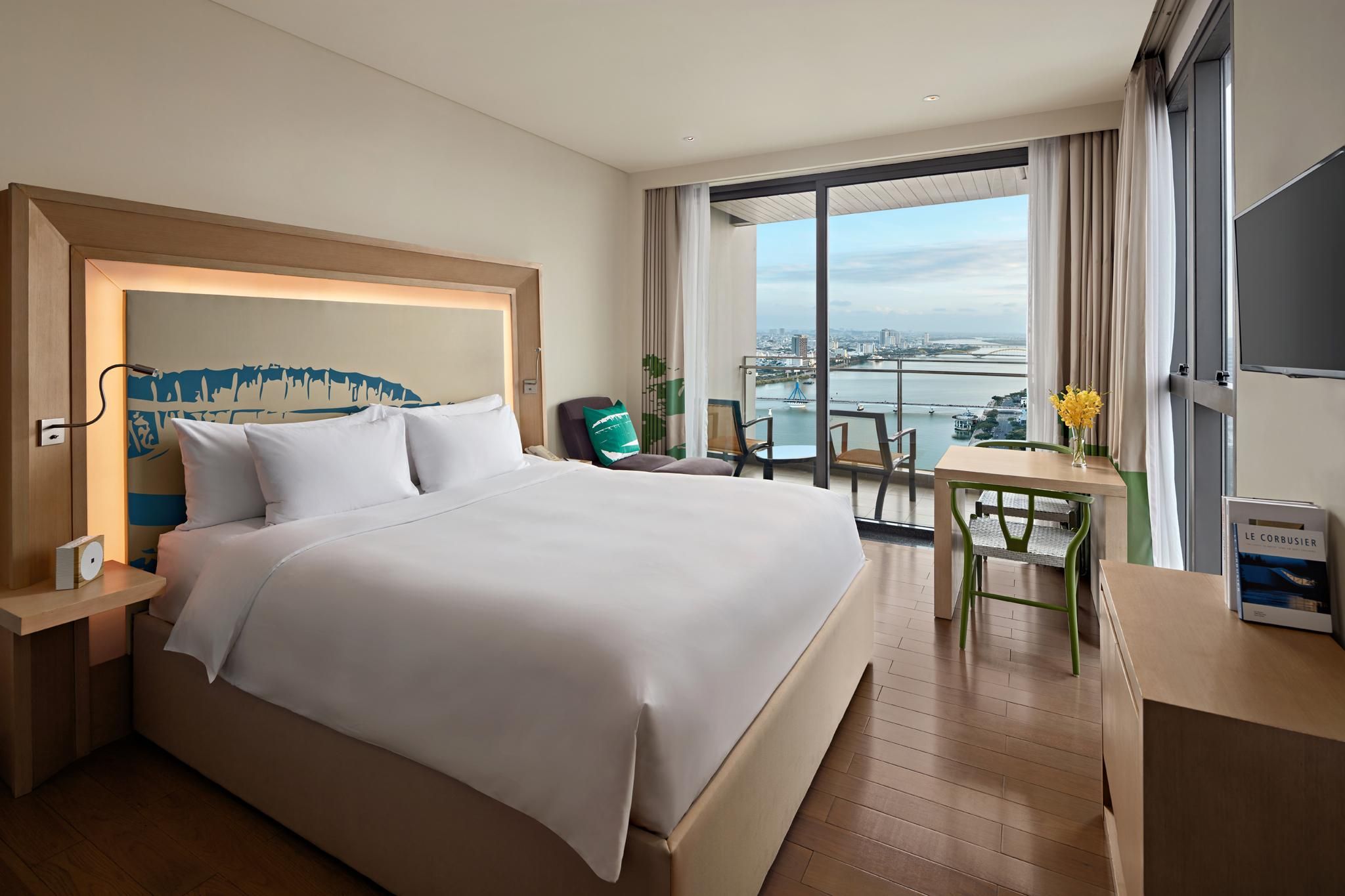Studio apartment, balcony, Han River views , fu lly equipped kitchens - 1 king bed