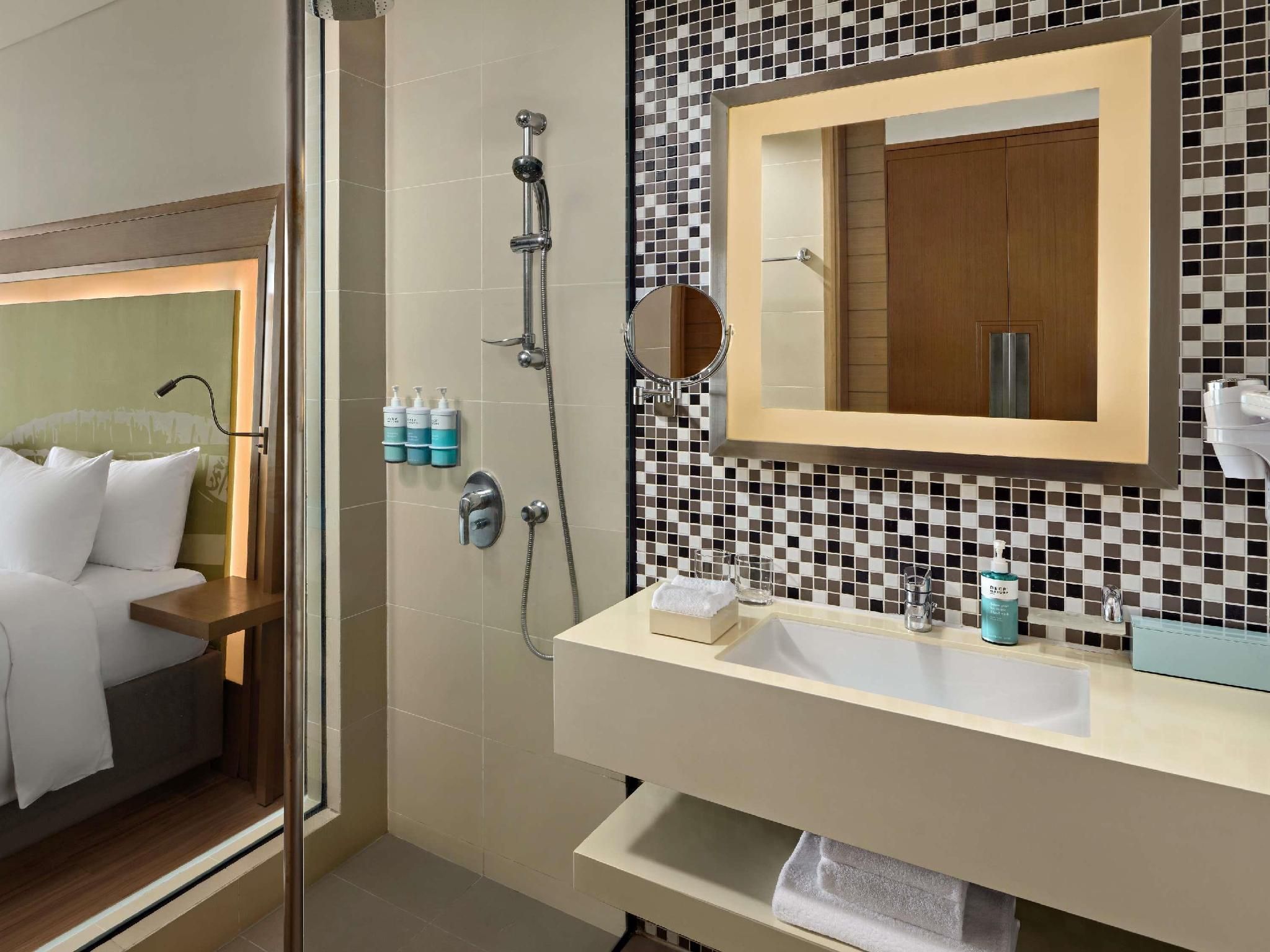 Studio apartment, balcony, Han River views , fu lly equipped kitchens - 1 king bed