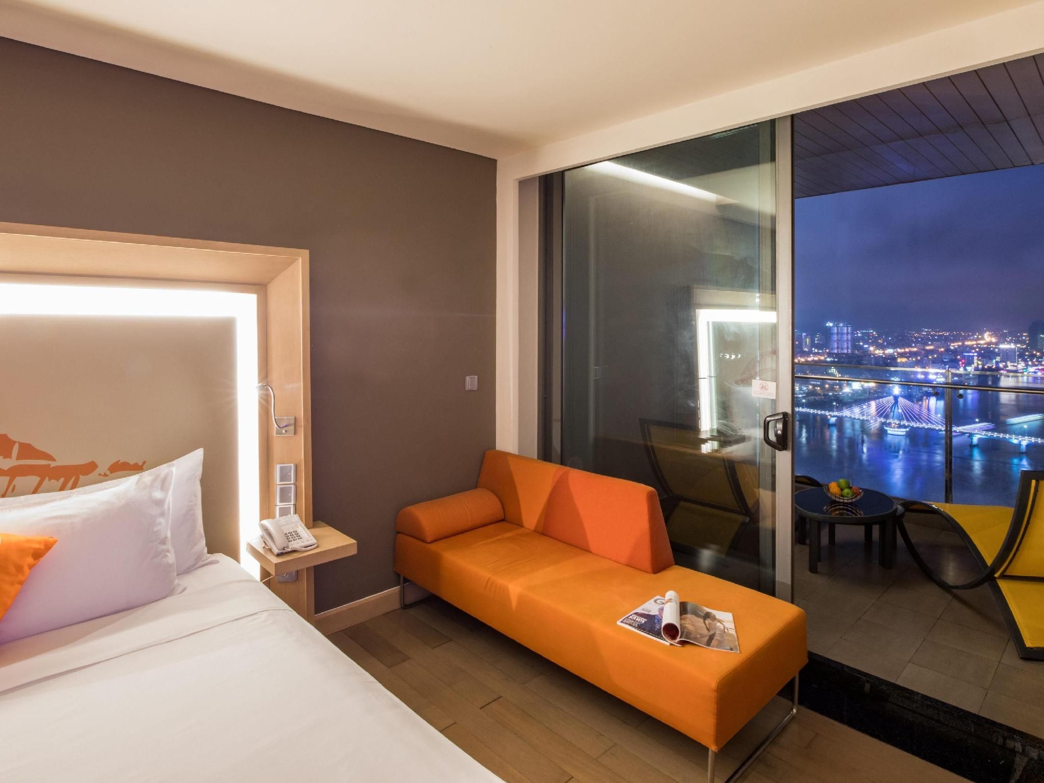Superior Room, balcony with Han river view - 1 king bed