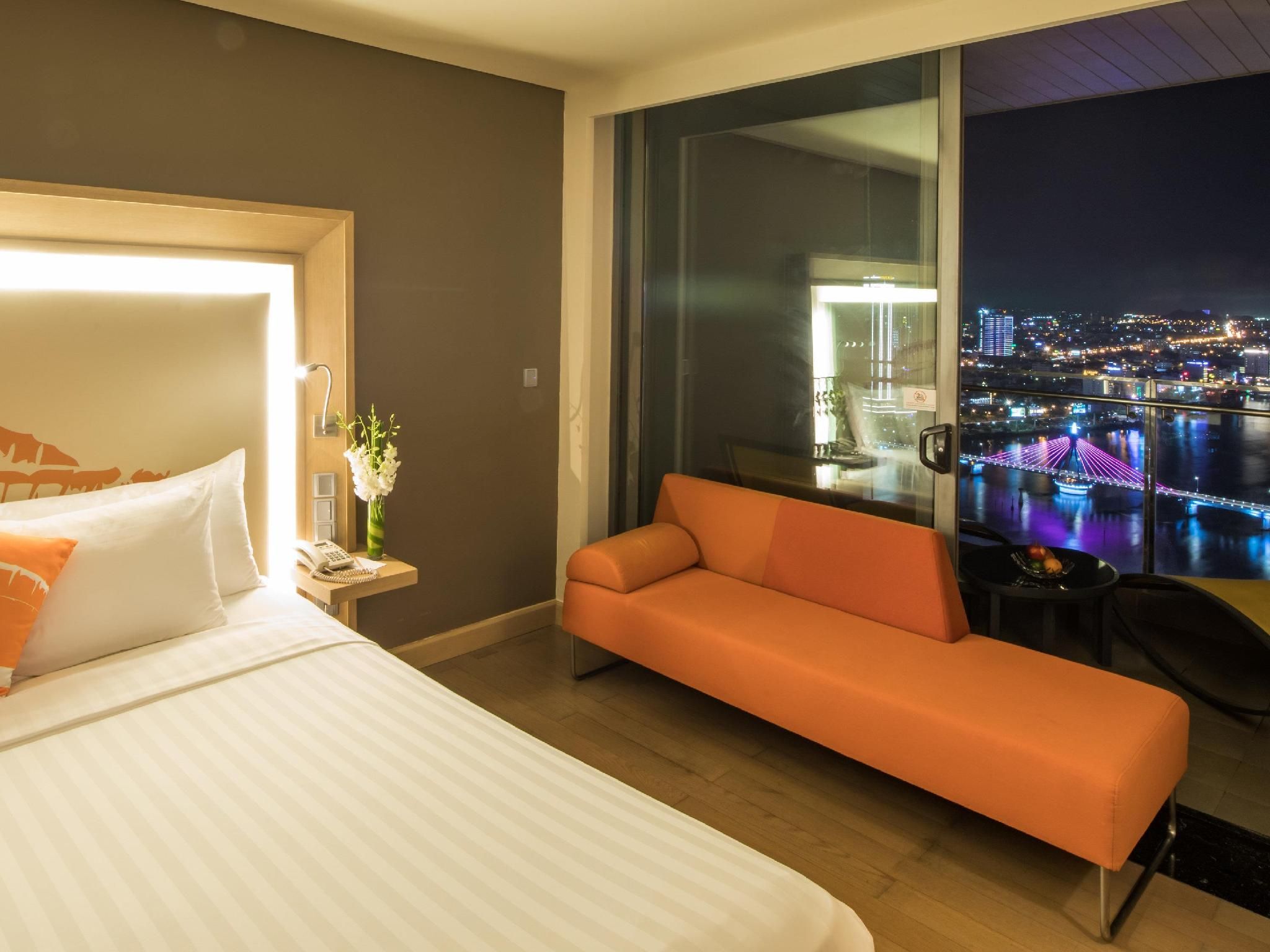 Executive Room, balcony with Han River view & P remier Lounge Access - 1 king bed