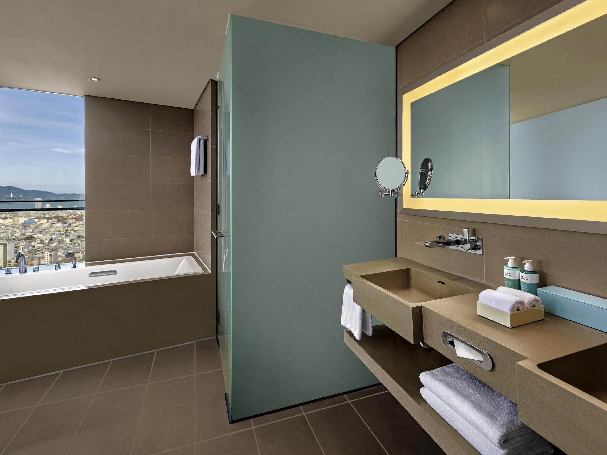 Corner Suite, panoramic Han River view, bathtub , Premier Lounge Access - 1 king bed