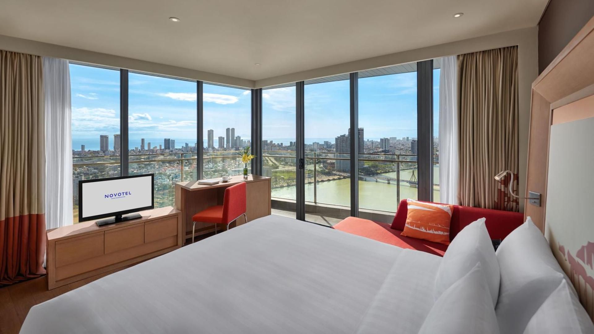 Executive Corner, balcony, panoramic view of Dr agon Bridge& Premier Lounge Access- 1 king bed