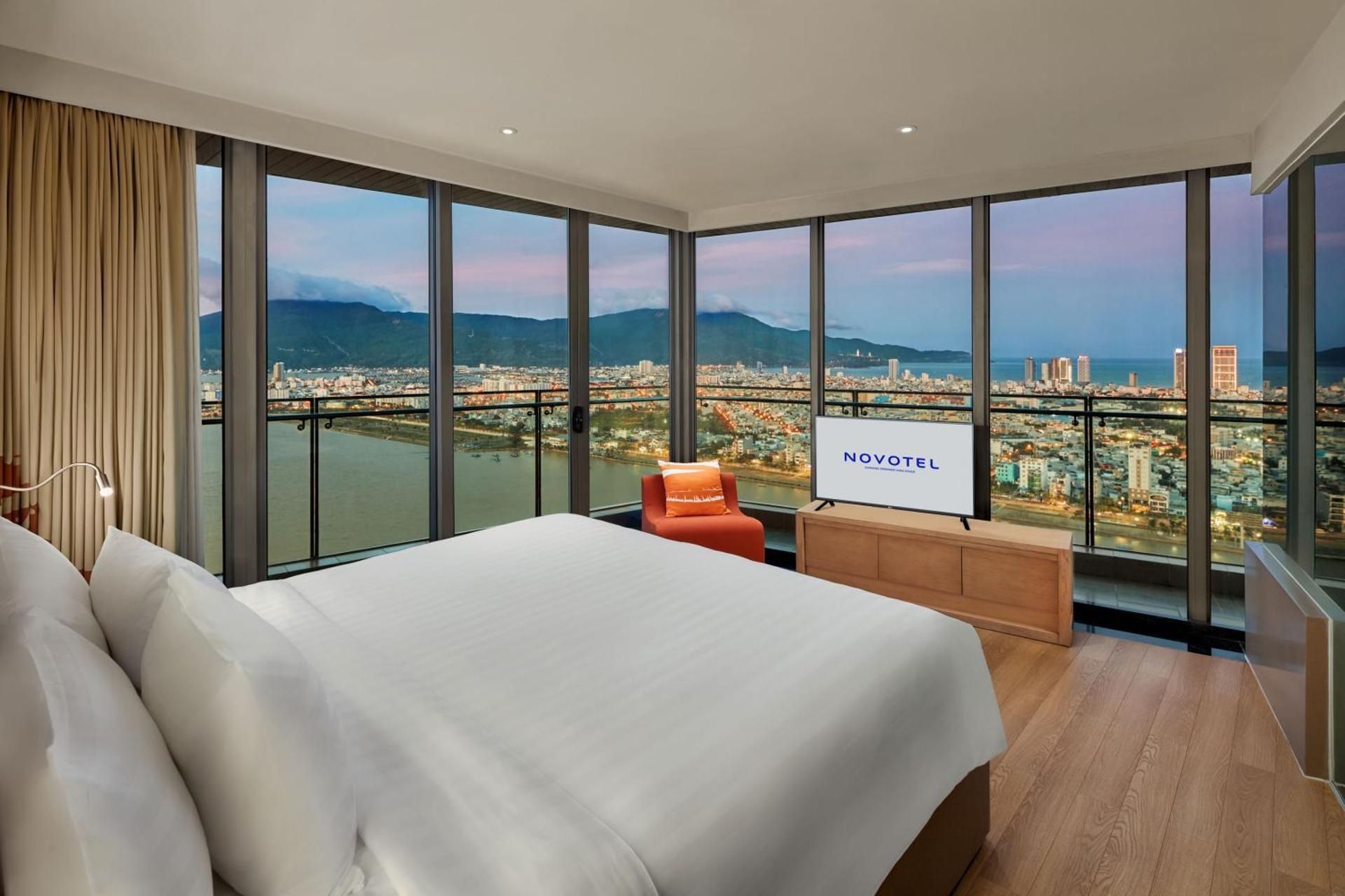Corner Suite, panoramic Han River view, bathtub , Premier Lounge Access - 1 king bed