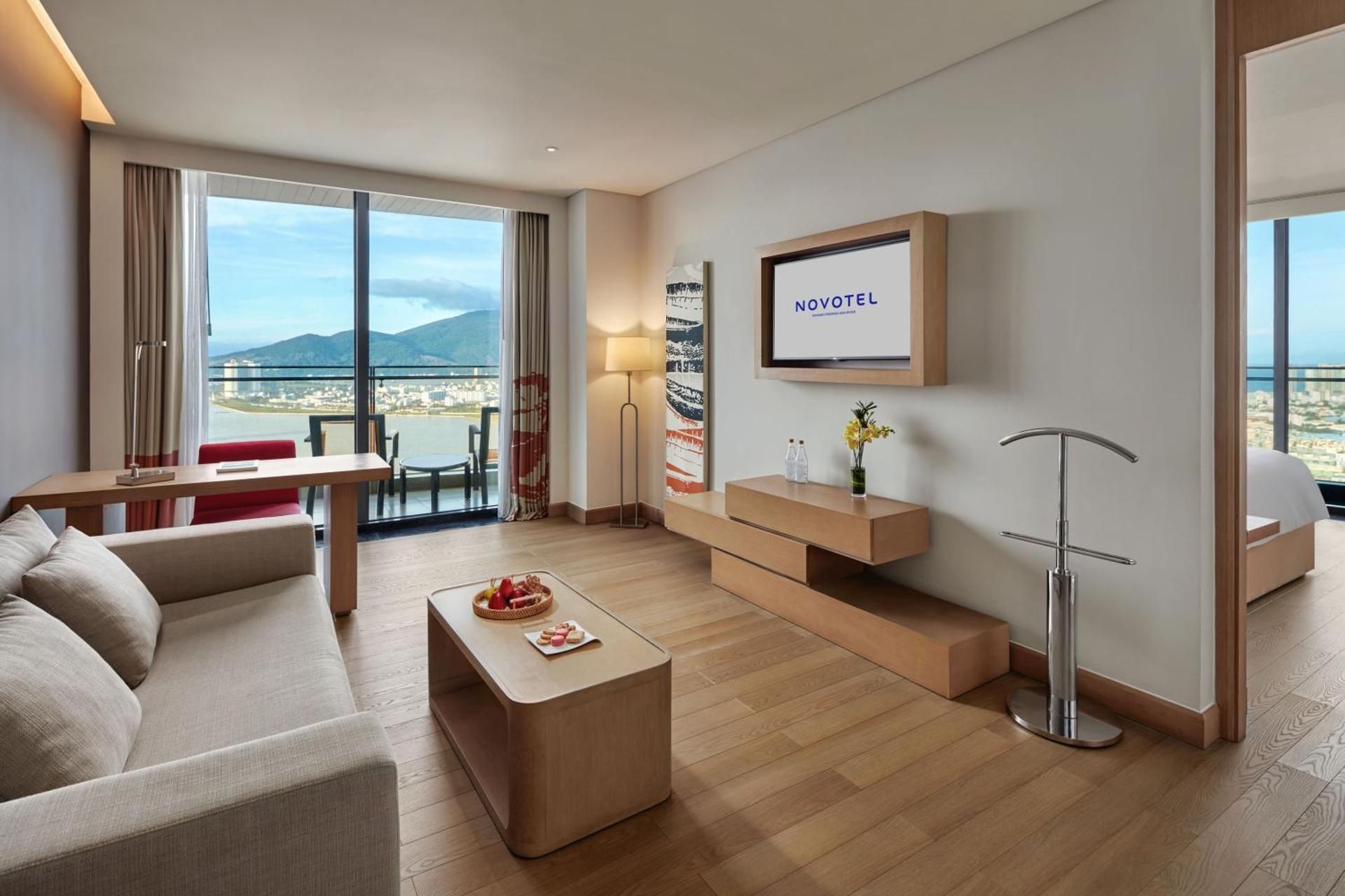 Corner Suite, panoramic Han River view, bathtub , Premier Lounge Access - 1 king bed