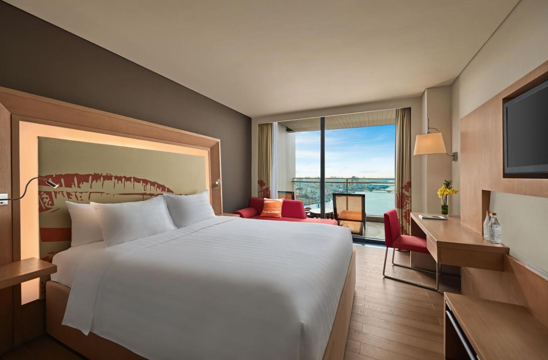 Executive Room, balcony with Han River view & P remier Lounge Access - 1 king bed