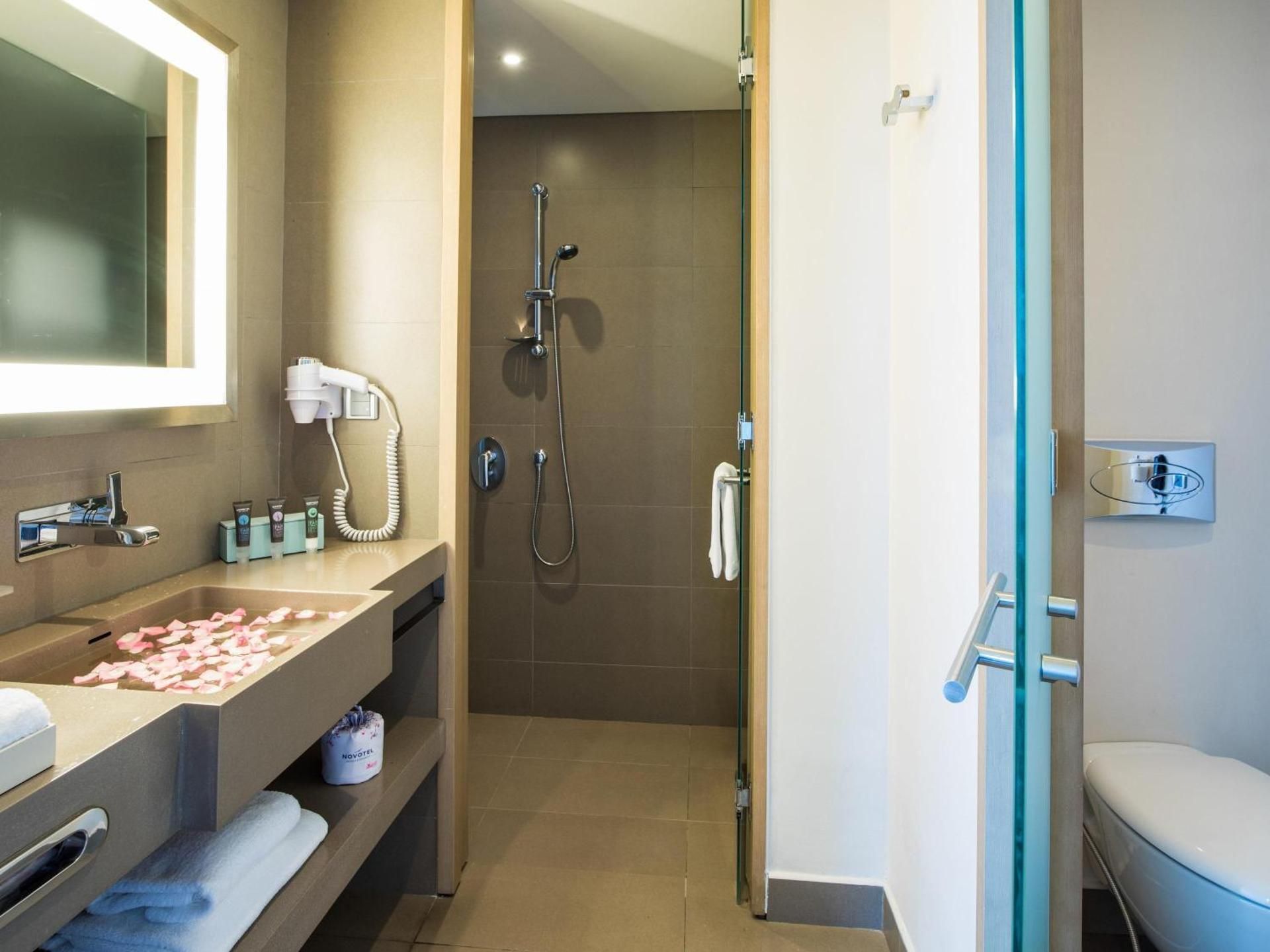 Executive Corner, balcony, panoramic view of Dr agon Bridge& Premier Lounge Access- 1 king bed