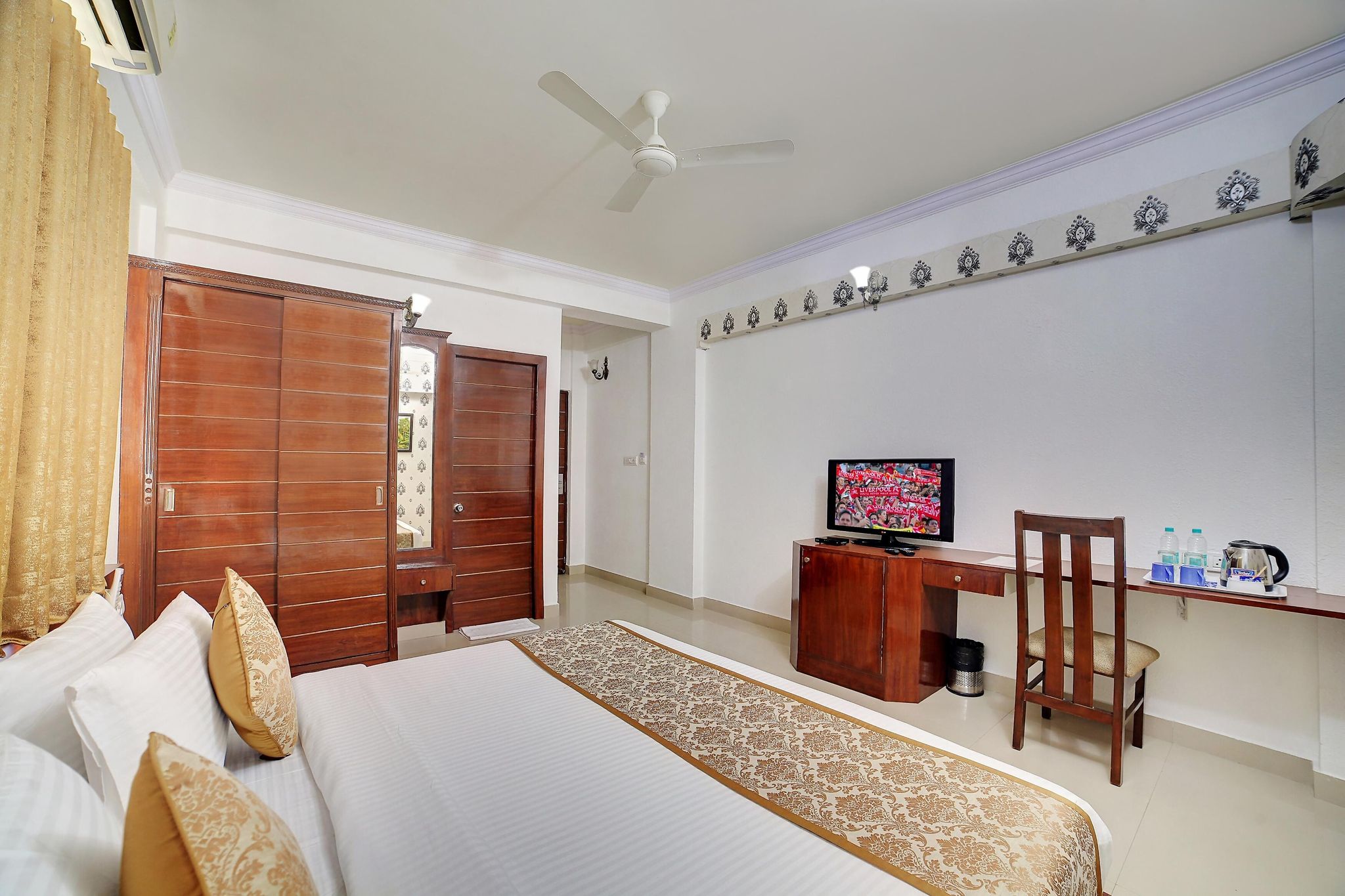 The Liverpool Blue Hotel Premium King Room 2