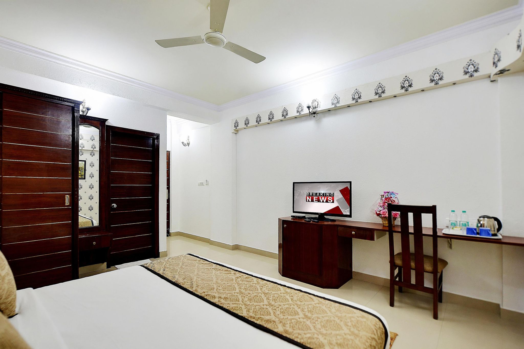 The Liverpool Blue Hotel Premium King Room 4