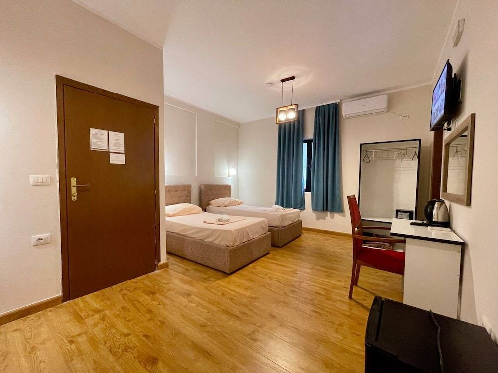 Hotel Globo Classic Triple Room 2