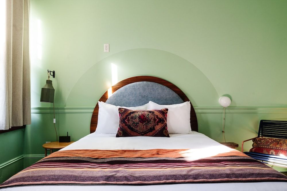 Queen Room (24/7 Front Desk)