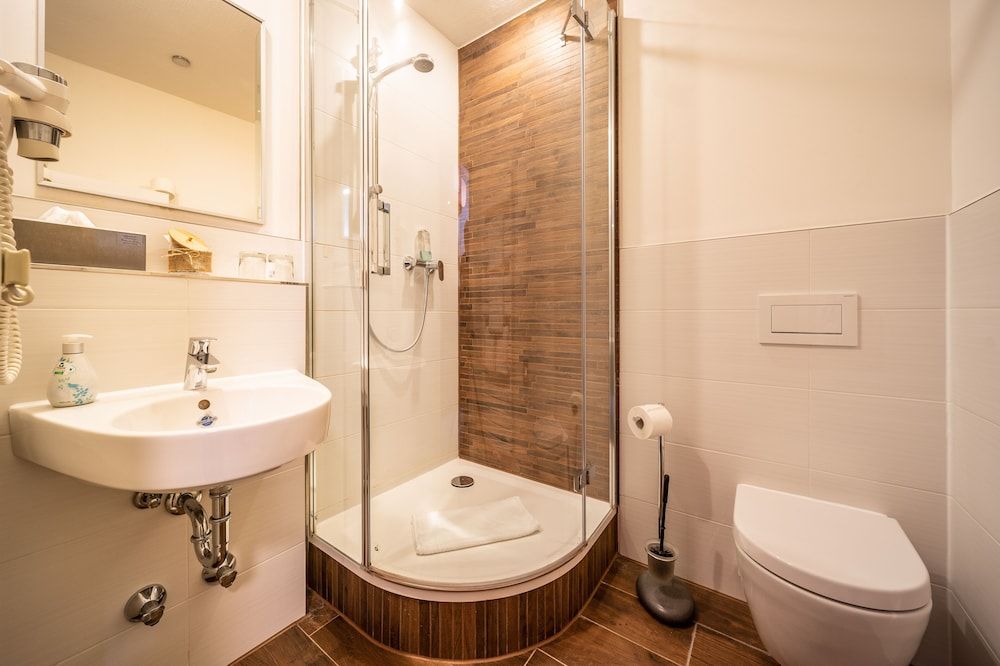 Hotel Frechener Hof Double Room (Queen) 2