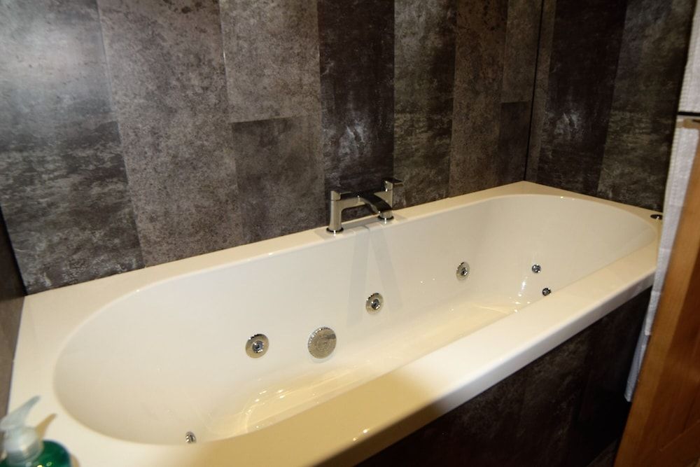 Dovedale Hotel Ground Floor Suite with Spa Bath 3