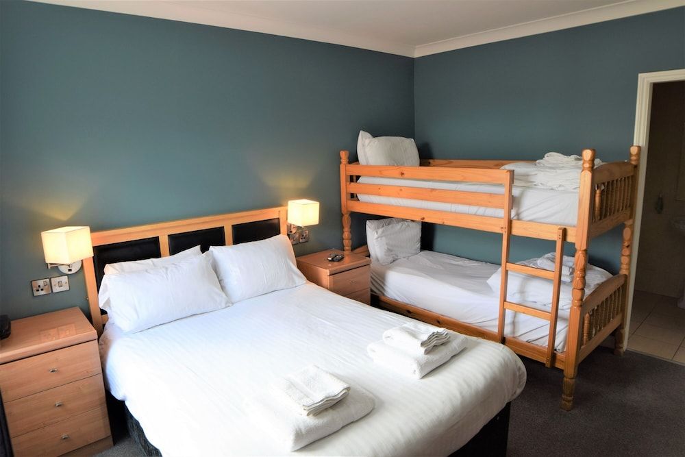 Dovedale Hotel Family Room, Ensuite 2