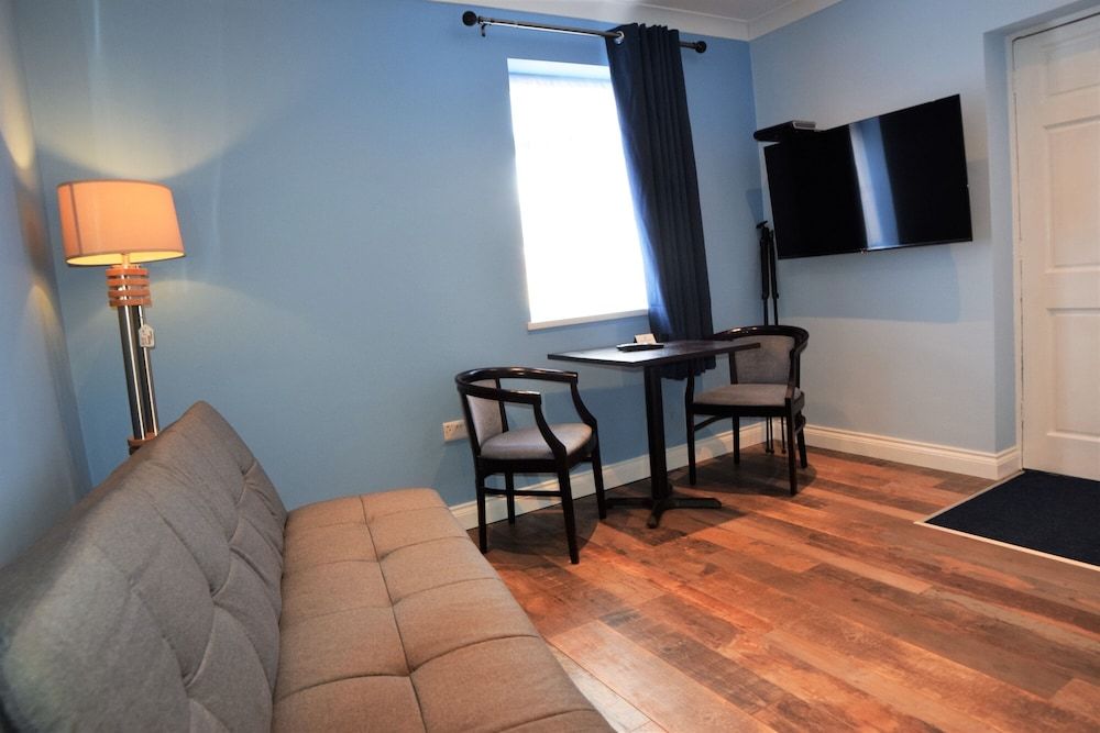 Dovedale Hotel Ground Floor Suite with Spa Bath 9