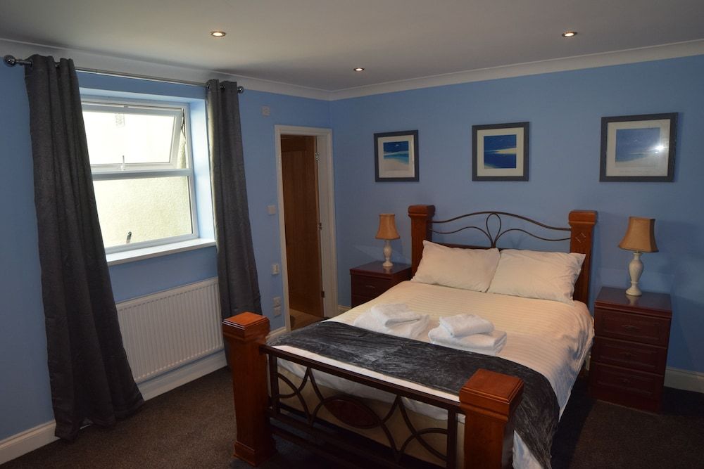 Dovedale Hotel House