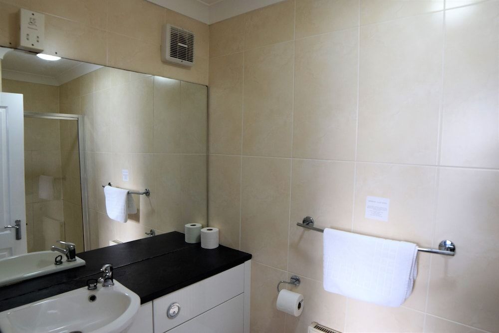 Dovedale Hotel Family Room, Ensuite 6