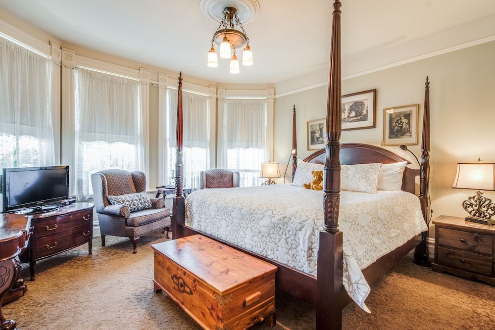 undefined O Canada House 4