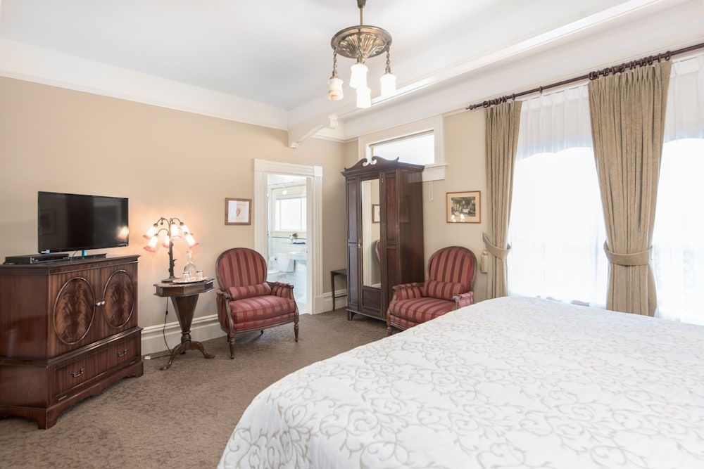 undefined O Canada House 7