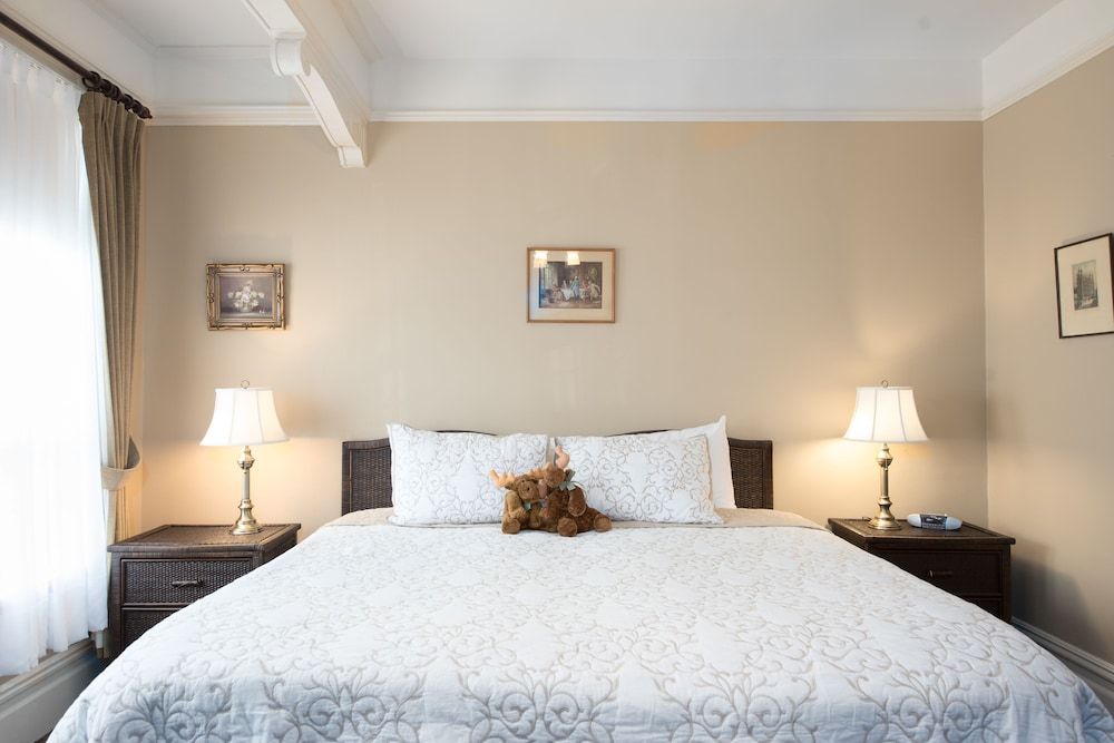 undefined O Canada House 8