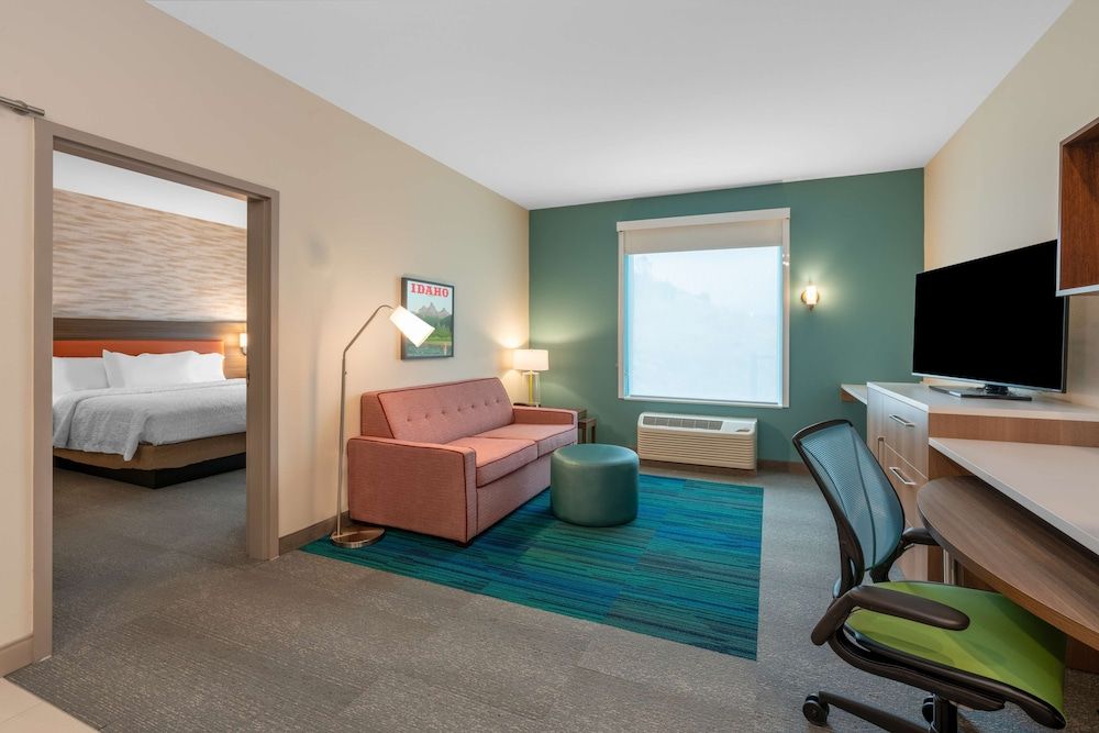 Suite, 1 King Bed, Accessible (Hearing)