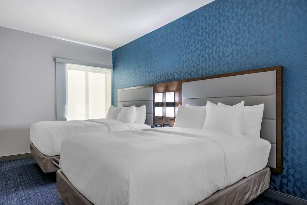 Business Suite, 2 Queen Beds, Non Smoking