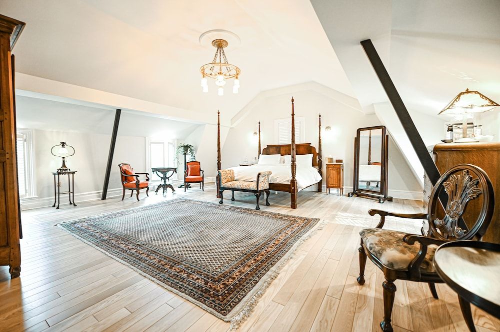 Signature Studio Suite, 1 King Bed, Annex Building
