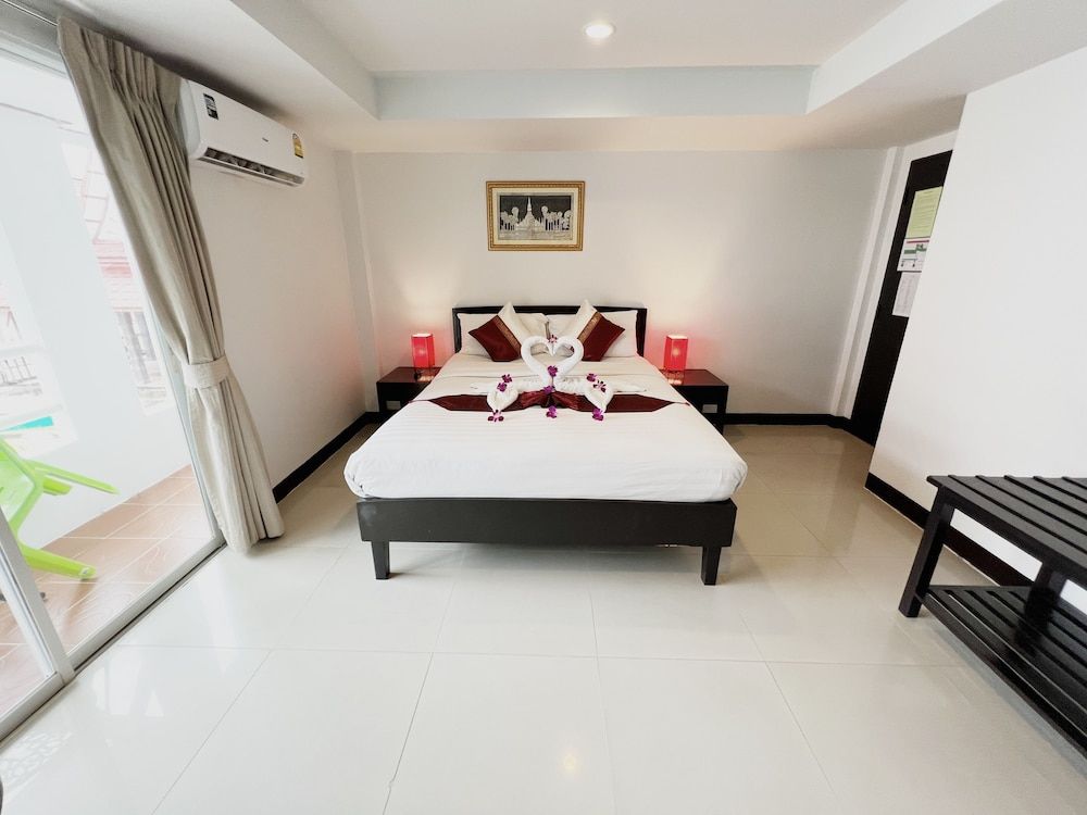 undefined Silver Resortel 4