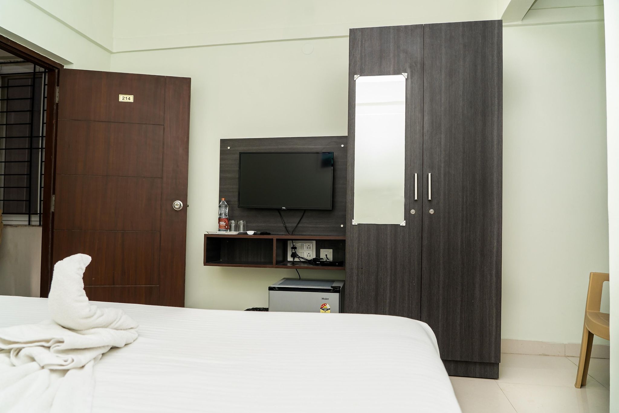 MAYBAACH HOTELS Deluxe room 6